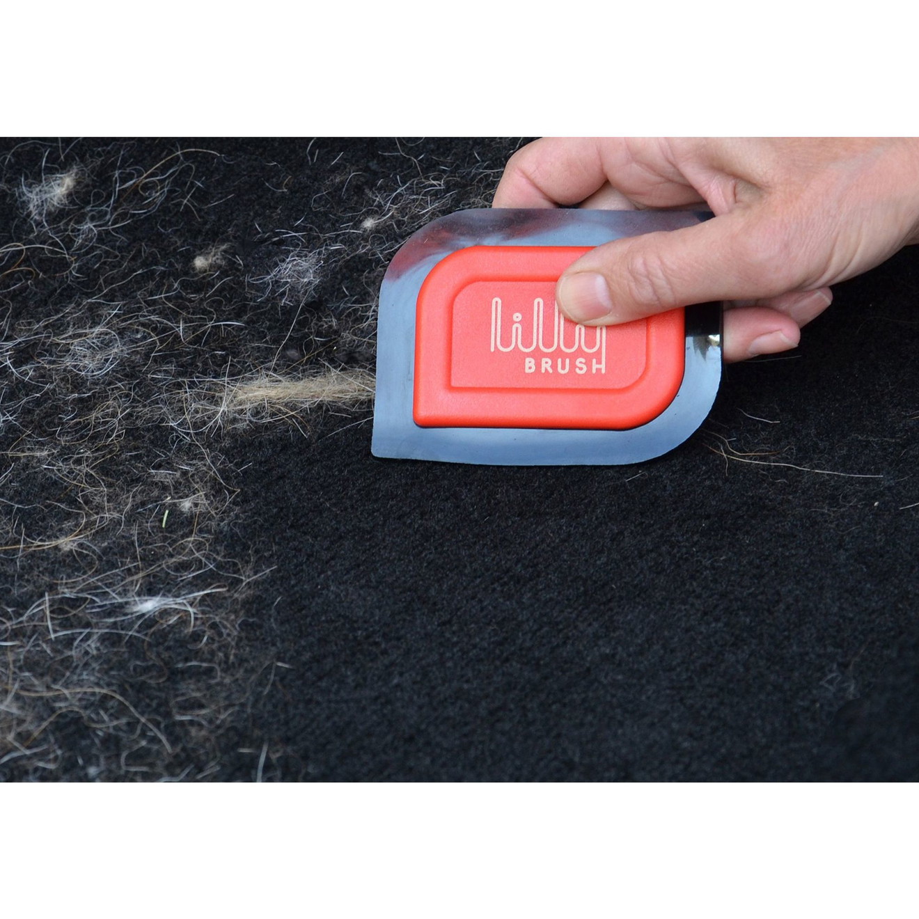 Lilly Brush Mini beim Entfernen von Tierhaaren in Aktion