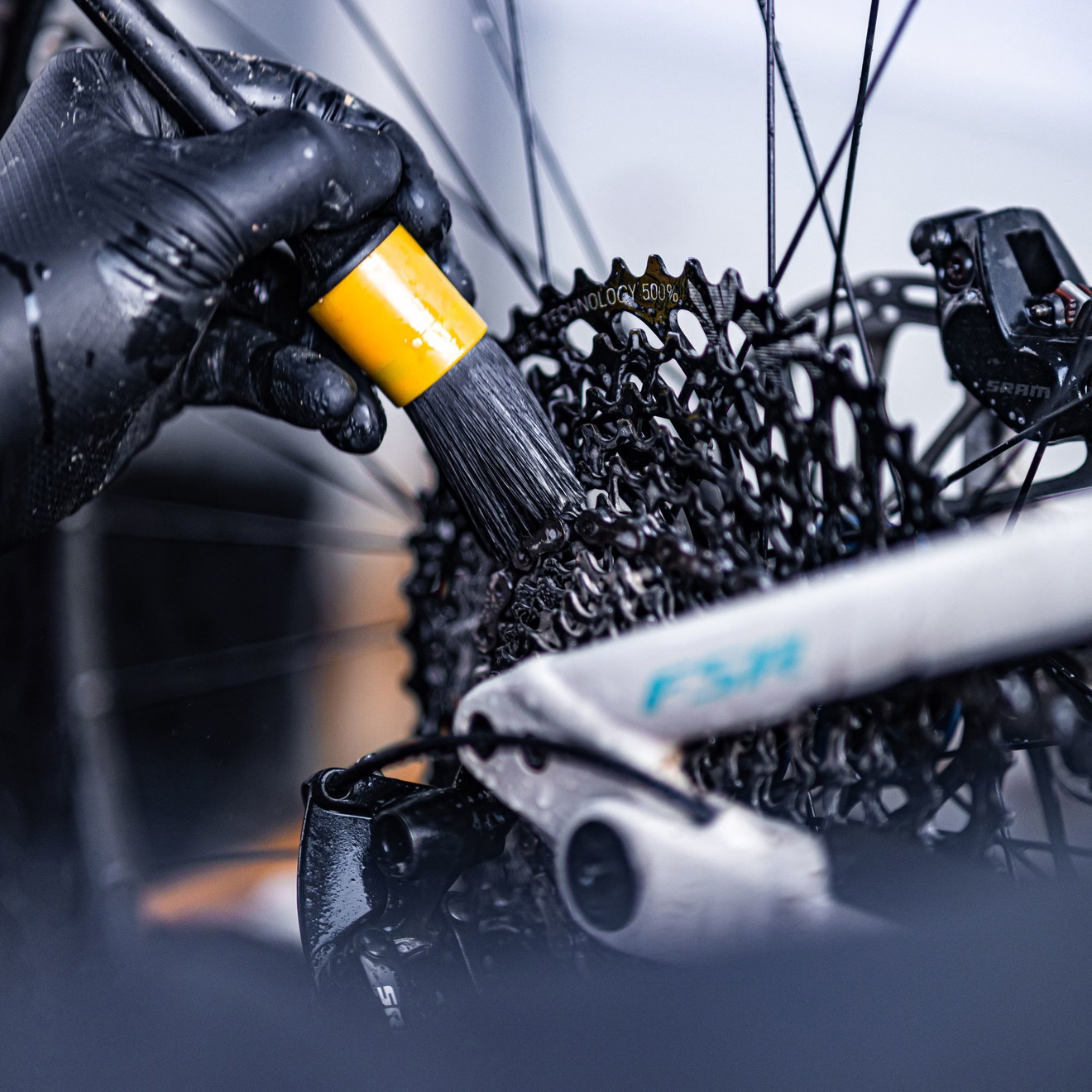 Gtechniq Bike Reinigungsbürste Fahrrad, EBike Pedelec Detailing Brush Schmutz vom Fahrrad abbürsten