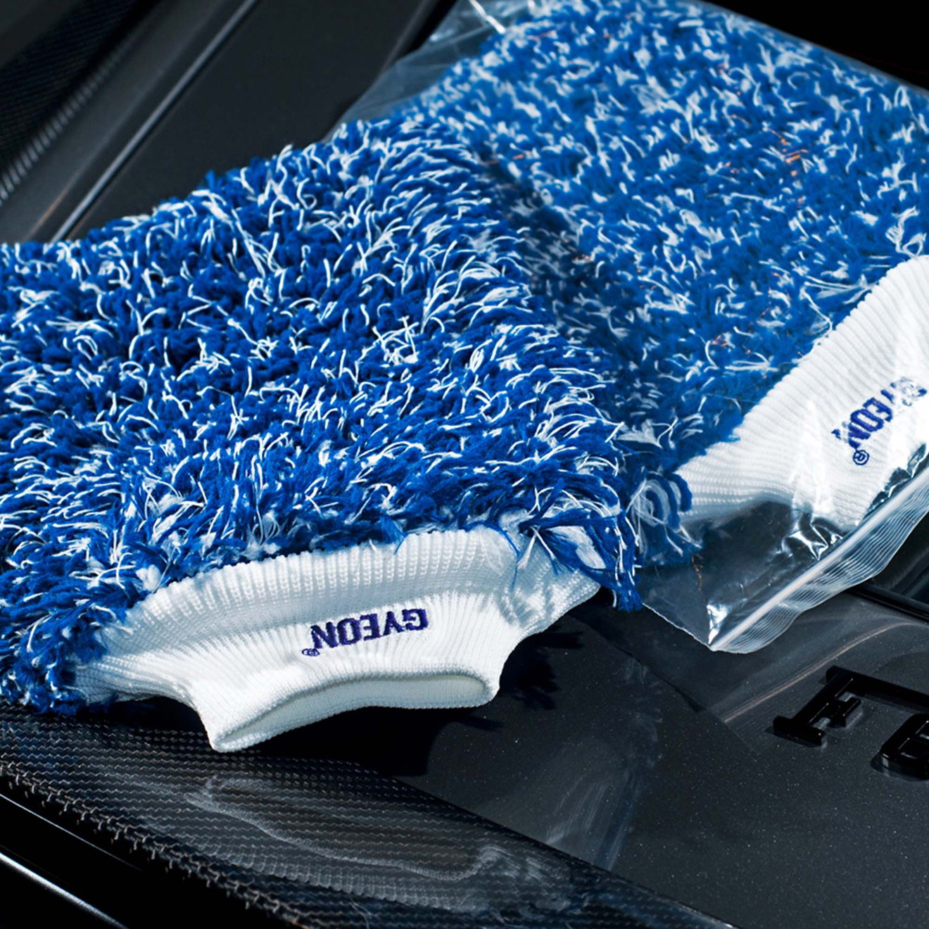 GYEON Q2M Smoothie Wash Mitt - Ultra Soft Microfiber Wash Glove 20x30cm